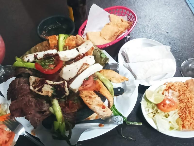 Tacos Y Mariscos La Fuente food